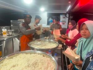Brimob Polda Jatim Kerahkan Randurlap dan Water Treatment Pasok Makanan dan Air Bersih Pengungsi NTT